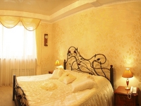 "Hotel Plaza"